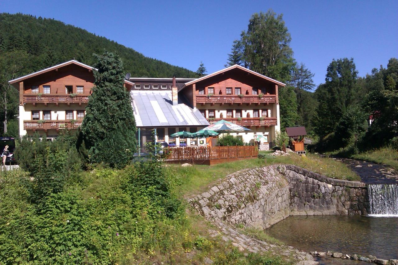 Rodinny "Hotel U Mustku" Desná Buitenkant foto
