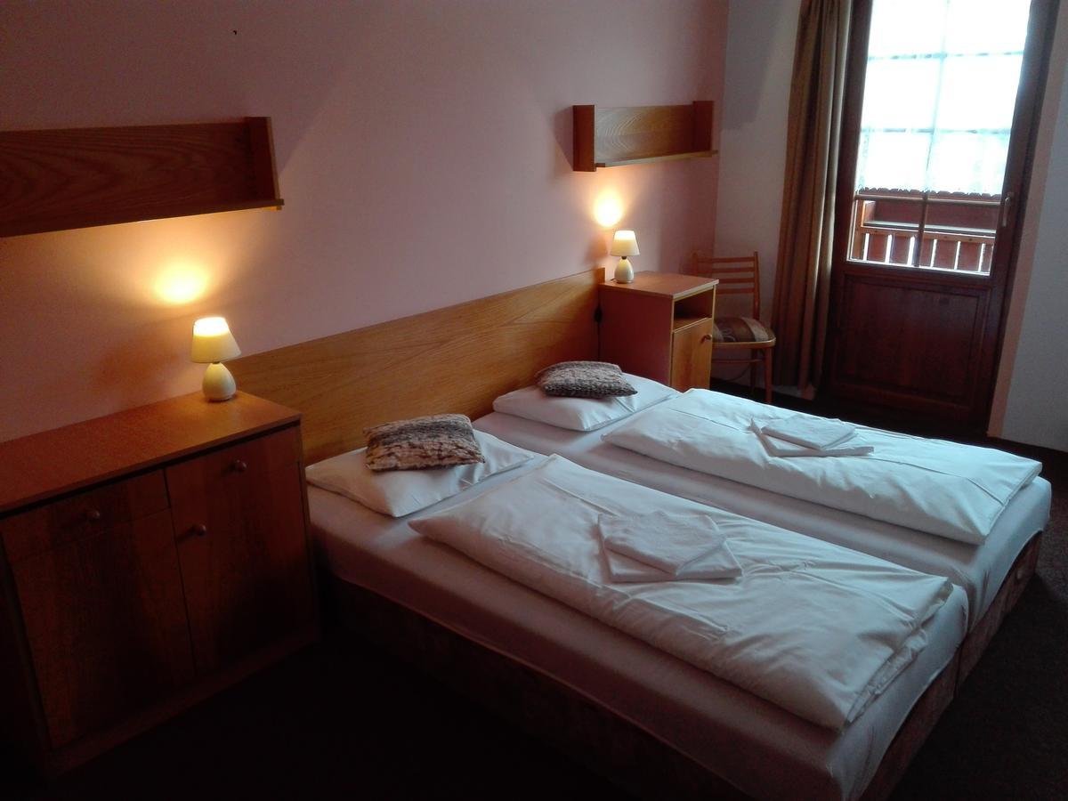 Rodinny "Hotel U Mustku" Desná Buitenkant foto